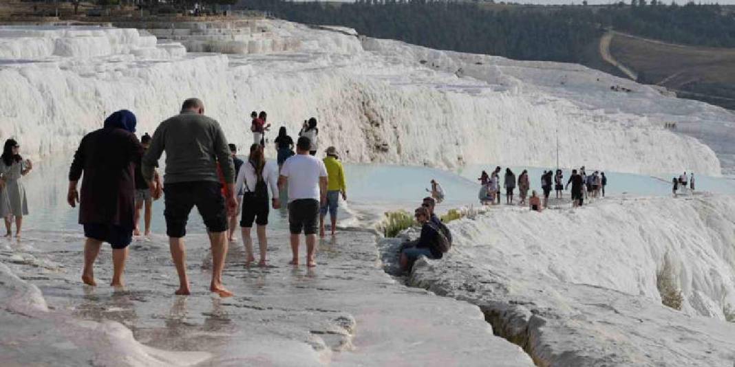 Beyaz Cennet Pamukkale’ye ilgi her gün artıyor! Asyalılardan yeni akın: “Burası gerçekten kutsanmış bir yer gibi” 2